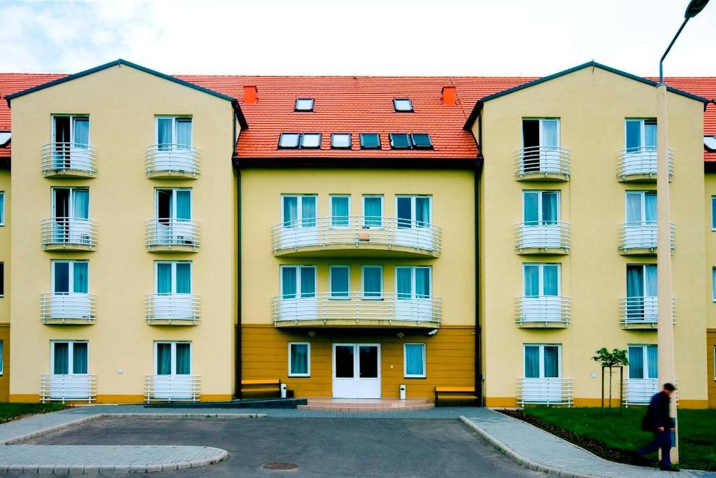 Károly Róbert Diákhotel Gyongyos Exterior foto